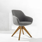 Poltrona girevole in tessuto beige con gambe in legno, singola