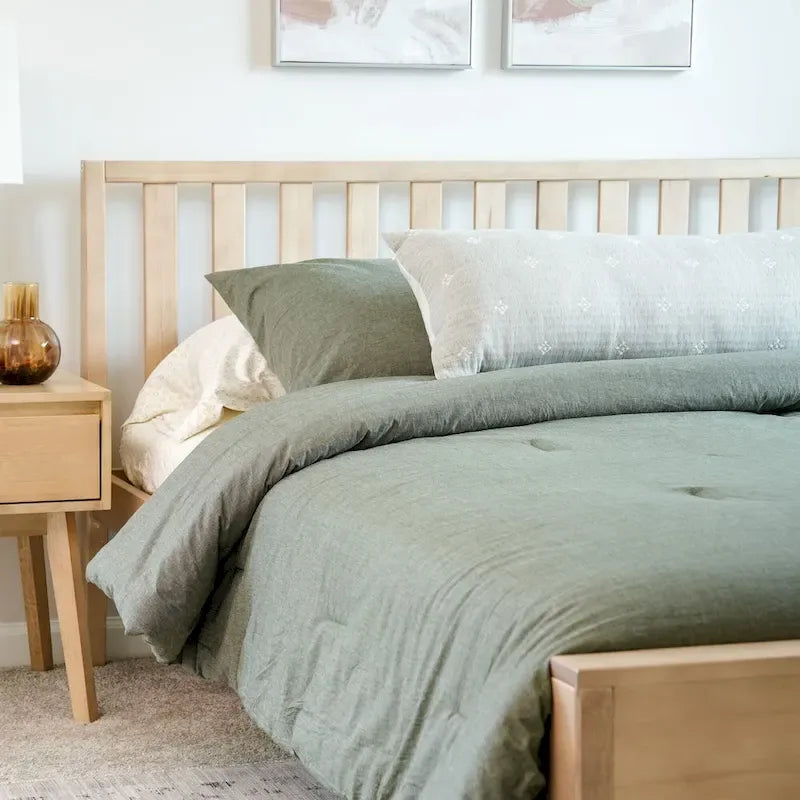 Letto matrimoniale in legno massello nero/queen con testiera a doghe