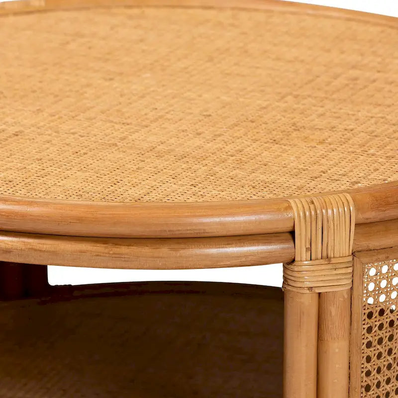 Tavolino da caffè rotondo in rattan color miele chiaro con ripiano aperto, 1 pezzo