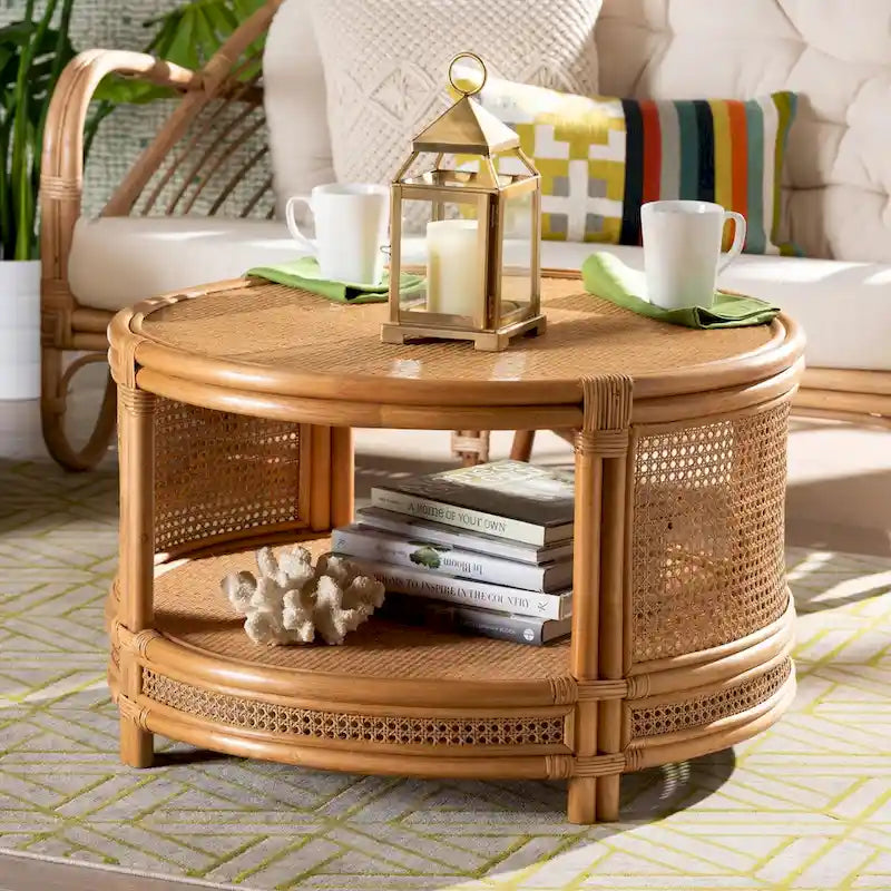 Tavolino da caffè rotondo in rattan color miele chiaro con ripiano aperto, 1 pezzo